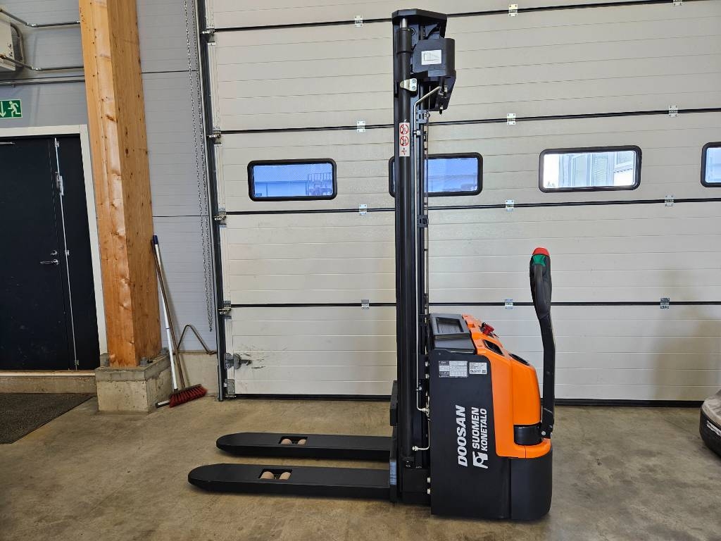 Myydään Doosan BSL16N Pinontavaunu