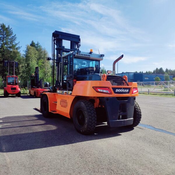 Doosan D160S -7 Vastapainotrukki - Image 4