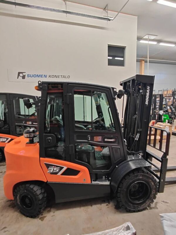 Doosan D35C-9 Dieselvastapainotrukki - Image 2