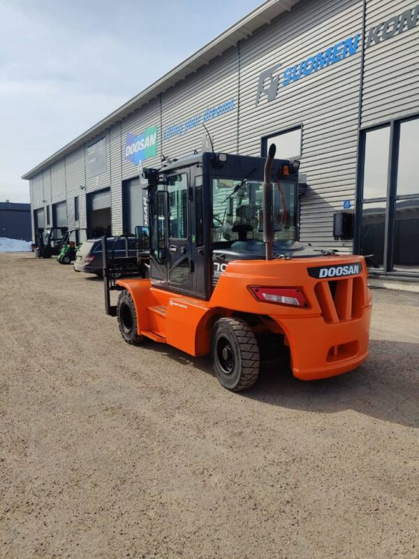 Myydään Doosan D70S-7 (Tulossa myyntiin)