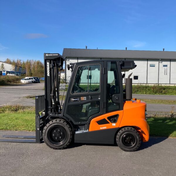 Myydään Doosan D 35 C-9