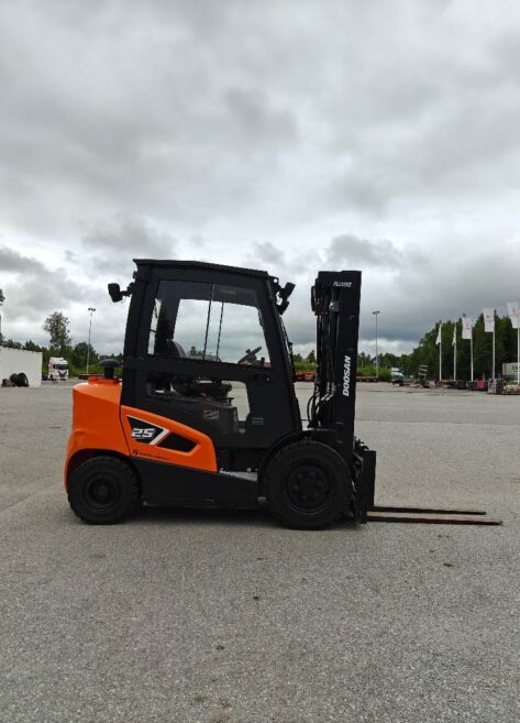 Myydään Doosan D25S-9 Diesel