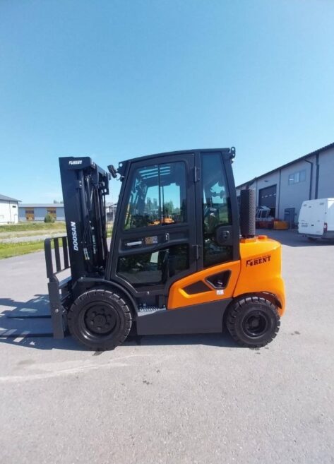Myydään Doosan D30S-9