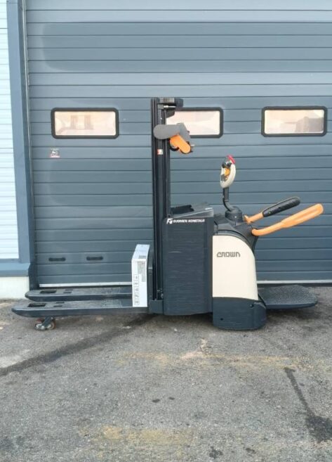 Myydään Crown DT3040 Pinontavaunu perusnostolla