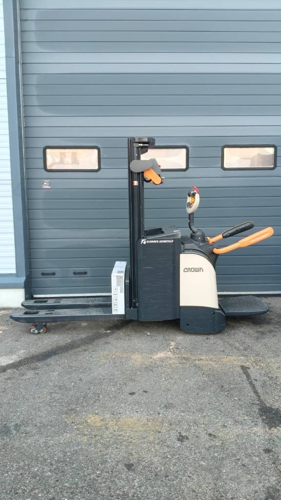Myydään Crown DT3040 Pinontavaunu perusnostolla