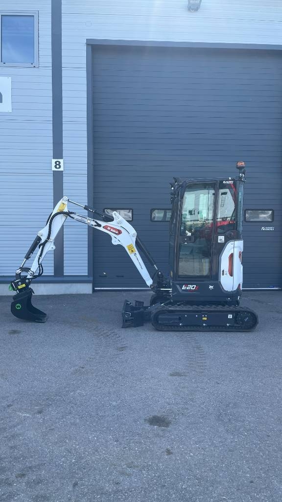 Myydään Bobcat E20z Kallistuvalla liittimellä