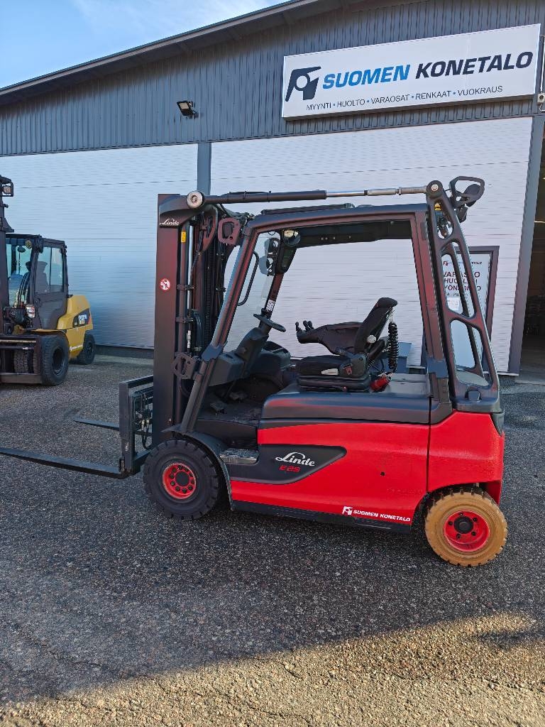 Myydään Linde E25L sähkötrukki hyvällä akulla!